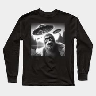 Funny bigfoot sasquatch ufo selfie Long Sleeve T-Shirt